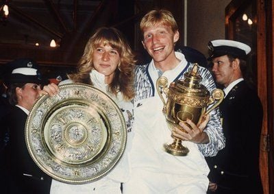 Freudestrahlend präsentieren Steffi Graf und Boris Becker (Archivfoto vom Juli 1989) ihre Trophäen. (FOTO: DPA)