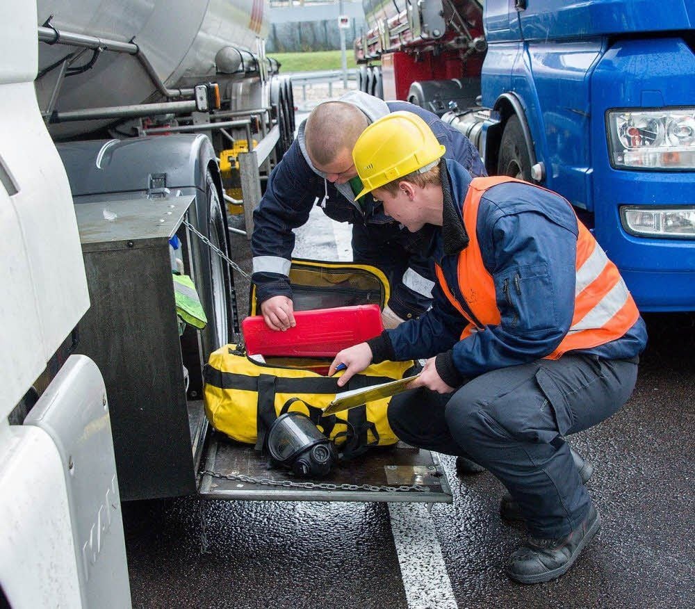 Martin Schumann (vorn) kontrolliert einen Gefahrguttransport aus Polen.