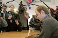 Der 45-jährige Jürgen W. (r.) ist am Montag (14. April 2003) im Gerichtssaal des Landgerichts in Fulda vor der Urteilsverkündung von Fernsehkameras umringt. Wegen versuchter Vergewaltigung und Mord an der Schülerin Petra Hübner aus Bad Hersfeld wurde er zu einer zehnjährigen Jugendhaftstrafe verurteilt. Bei seiner Tat war der Angeklagte 19 Jahre alt. (Foto: dpa)