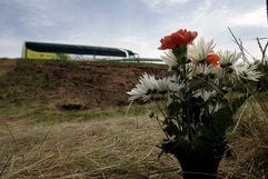 Ein Blumenstrauß steht an der Autobahn A14 in der Nähe von Könnern in Sachsen-Anhalt an der Unfallstelle des am 18.06.07 verunglückten Reisebusses. (Foto: ddp)