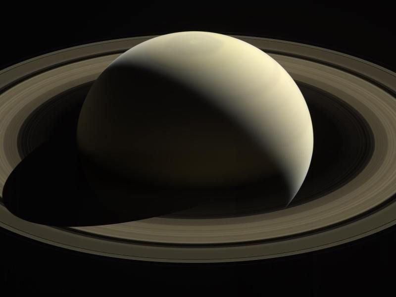 Bereits die beiden „Voyager”-Sonden hatten bei ihrem Vorbeiflug in den 1980er Jahren Belege dafür gefunden, dass die Eisteilchen der Saturnringe auf den Planeten herabregnen. Foto: NASA/JPL/ESA