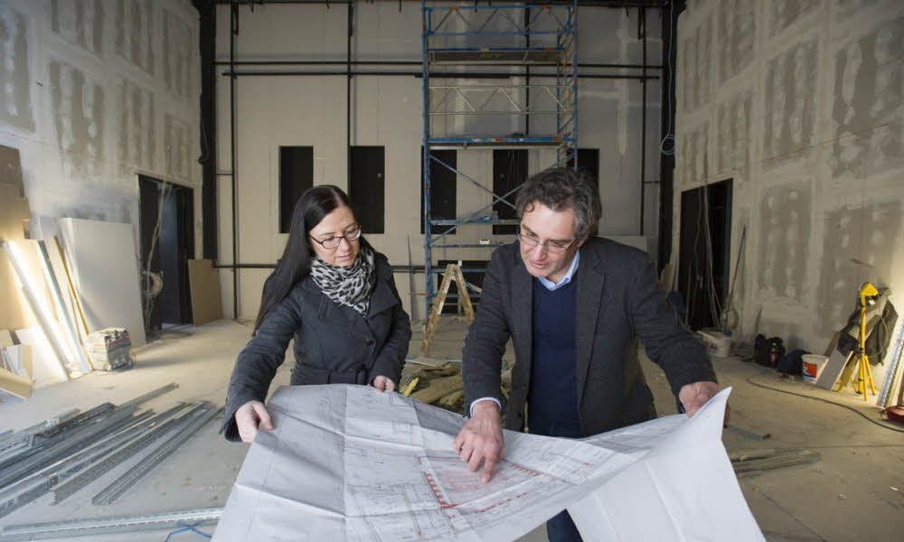 Baustelle MMZ: Peggy Görbig und Andreas Nowak studieren die Pläne für die Sanierung des Hauses.