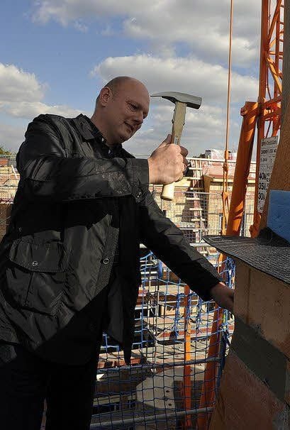 Thomas Rettig schlägt den letzten Nagel in den Dachsparren.