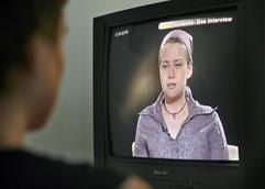 Fernsehzuschauer verfolgen am Mittwoch (06.09.2006) in München die RTL-Ausstrahlung des ORF-Interviews mit dem österreichischen Entführungsopfer Natascha Kampusch. (Foto: dpa)