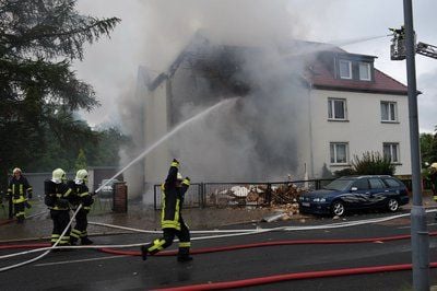 In Dessau ist am Freitagmorgen eine Doppelhaushälfte explodiert. (FOTO: Lutz Sebastian)