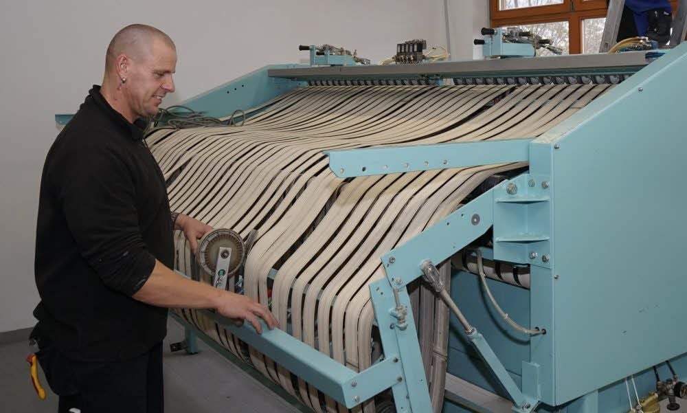 In der Wäscherei wird eine Trockenmaschine aufgebaut.