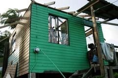 Dieses Haus in Sant George auf der Karibikinsel Grenada hat durch den Hurrikan «Emely» das ach eingebüßt. (Foto: dpa)