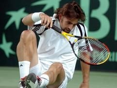 Der deutsche Davis-Cup-Spieler Nikolas Kiefer sitzt nach einem Ballwechsel in seinem Spiel gegen den Israeli Harel Levy auf dem Boden. (Foto: dpa)