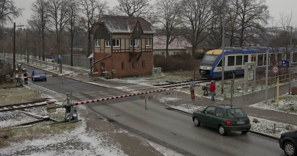 Der Zug ist durch, doch die Autofahrer und Fußgänger müssen weiter geduldig an der Schranke an der Haltestelle „Musestieg“ warten.