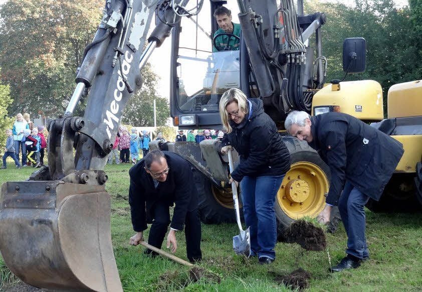 Spatenstich für einen neuen Spielplatz: Den symbolischen Akt vollzogen Jörg Hartmann (l.), Nina Kokoschko-Höhne und Uwe Zimmermann.