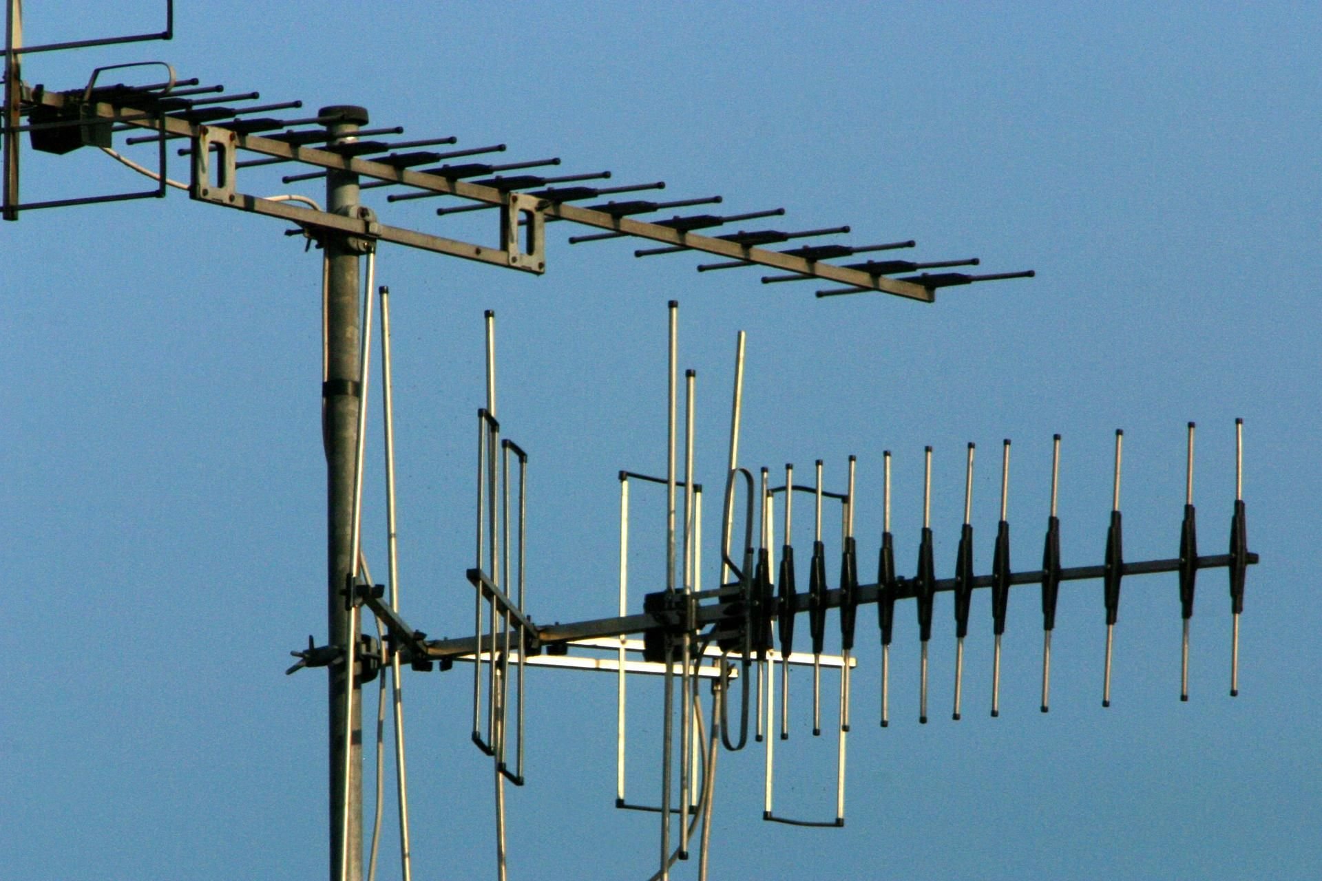 Eine terrestrische Antenne auf dem Dach eines Hauses. Auch bis in die Neunziger Jahre war dieses Bild normal.