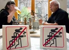 Zwei «Rauchen Verboten»-Schilder stehen in einer Gaststätte in Nürnberg auf dem Tisch. (Foto: dpa)