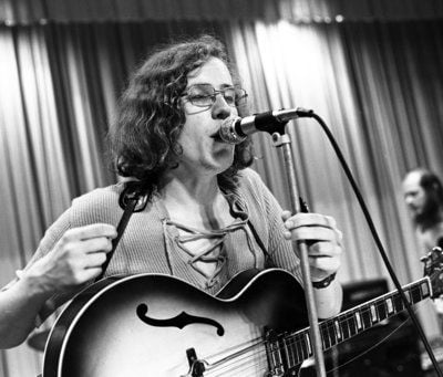 Der Gitarrist und Sänger Peter (Cäsar) Gläser von der legendären Leipziger Klaus-Renft-Combo ist im Jahr 1974 bei einem Konzert in Aktion. Der DDR-Rockmusiker ist tot. (Foto: dpa)