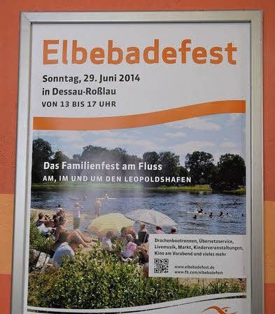 Plakate kündigen das Fest an.