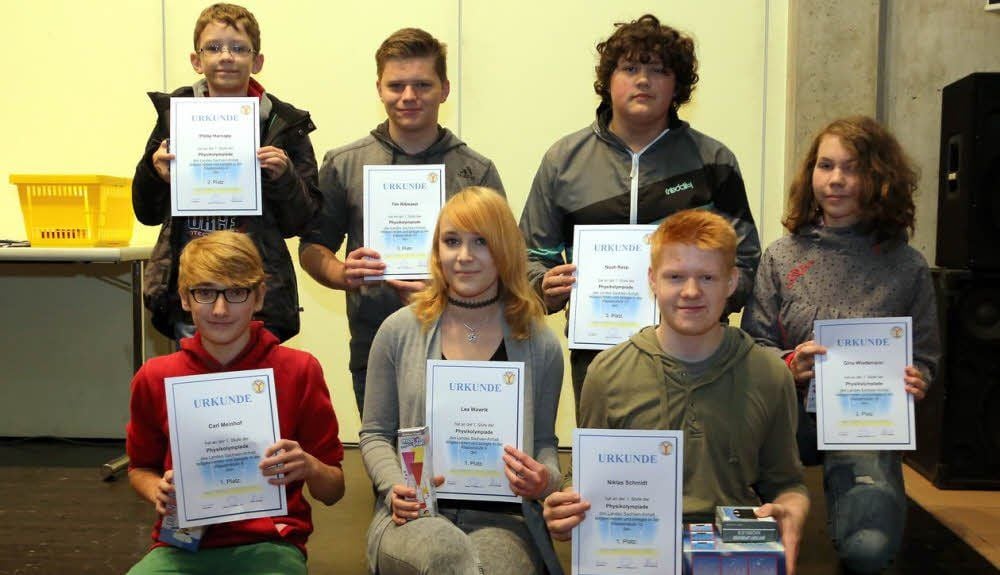 Ehre wem Ehre gebührt: Carl Meinhof, Lea Wawrik und Niklas Schmidt durften als die Physikolympiaden-Sieger in den jeweiligen Klassenstufen auf dem Siegerfoto ganz vorn Platz nehmen (von links).