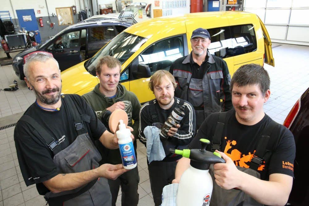 In der Lebenshilfe-Werkstadt wird jedes Auto wieder sauber.