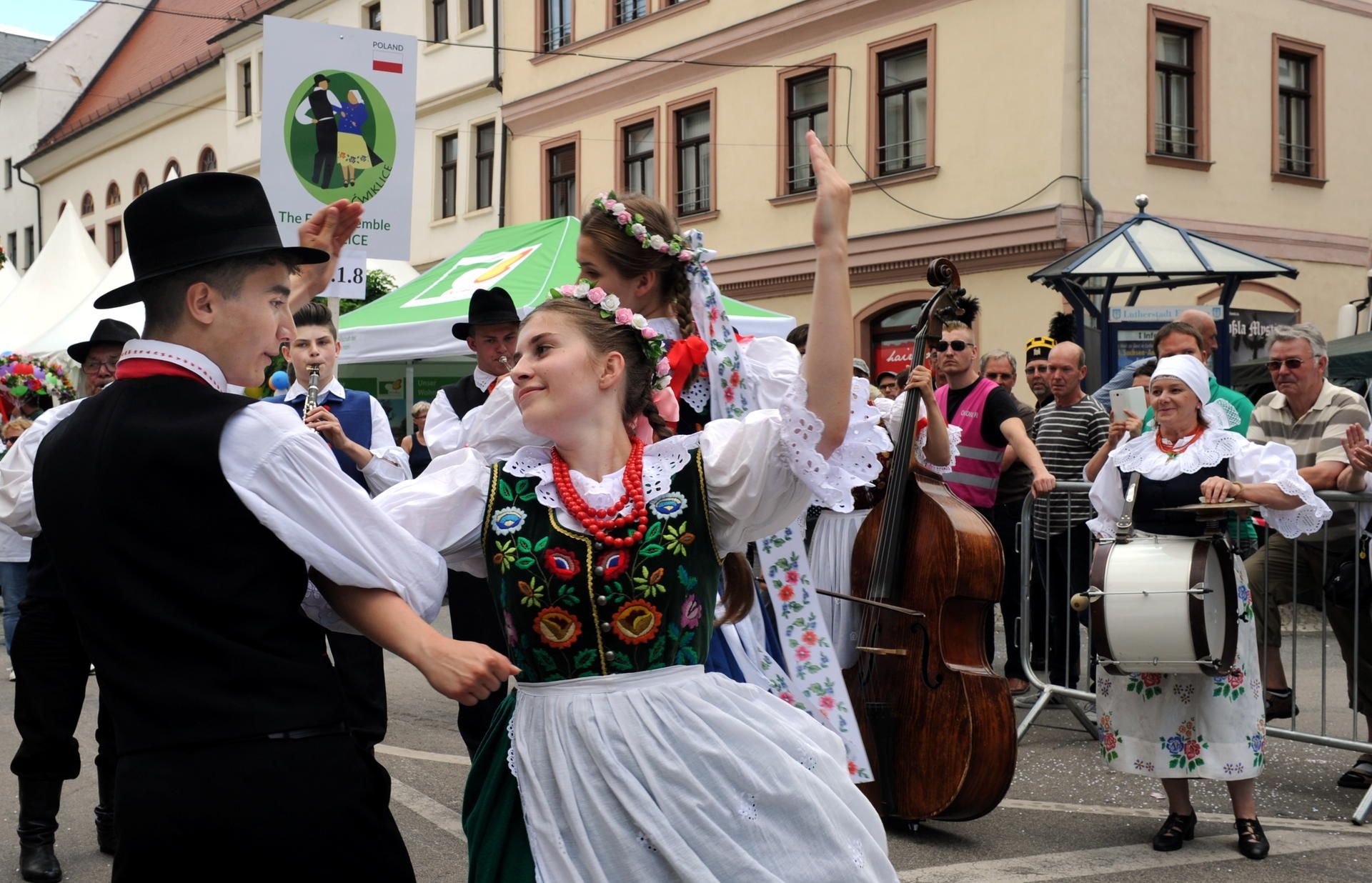 Bunte Trachten und ausgelassene Stimmung beim Festumzug in Eisleben.
