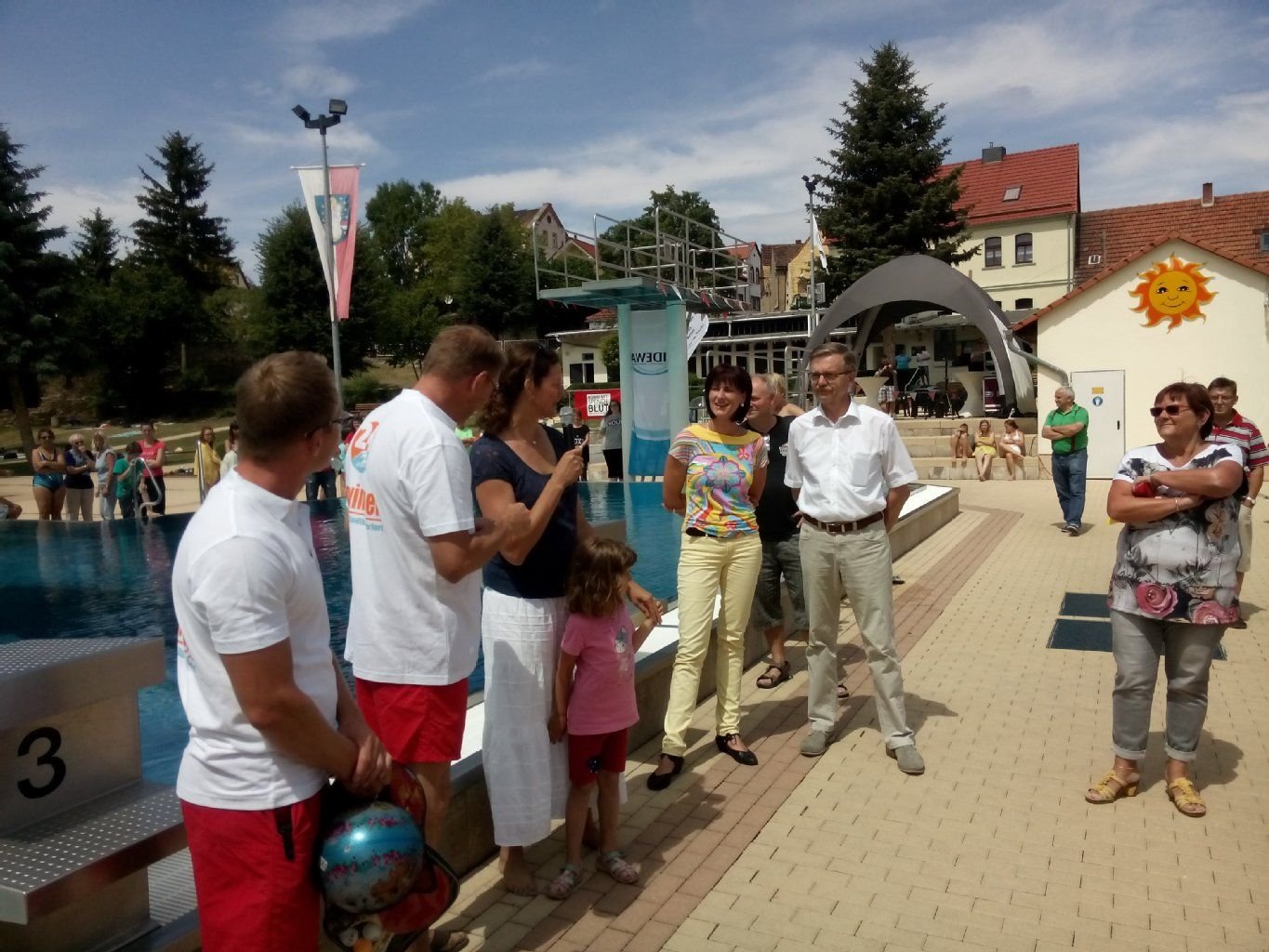 Schwimmstar Antje Buschschulte eröffnete am Sonnabend das Querfurter 24-Stunden-Schwimmen. Bild eins (v.r.): Bürgermeister a.D. Peter Kuhnert, Bürgermeisterin Nicole Rotzsch, Antje Buschschulte und Stadtbadleiter Olaf Tobisch.