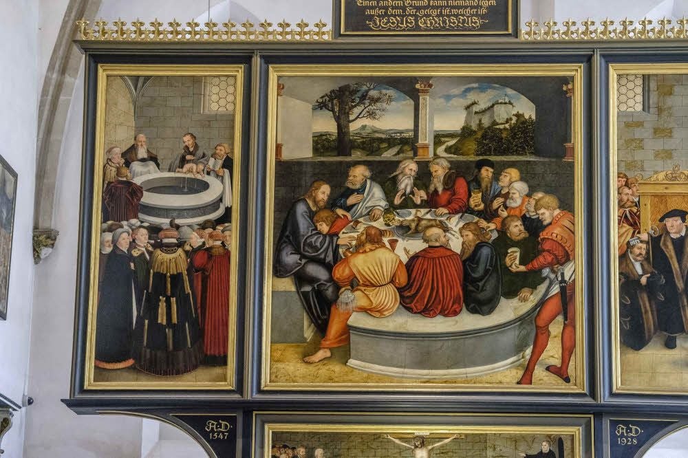 Auch eine Taufszene findet sich auf dem berühmten Reformationsaltar in der Stadtkirche.