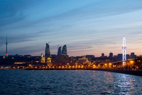 Blick auf die Uferpromenade von Baku, der Hauptstadt von Aserbaidschan. Das Land zwischen Kaukasus und Kaspischem Meer ist Mitglied des Europarats und wird im Rahmen der Europäischen Nachbarschaftspolitik (ENP) finanziell von der EU unterstützt. (FOTO: DPA)
