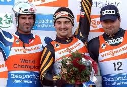 Georg Hackl (M) steht am Sonntag (09.12.2001) beim 3. Viessmann-Weltcup im Rodeln am Königssee zusammen mit dem zweitplatzierten Italiener Armin Zöggeler (l) und dem drittplatzierten Karsten Albert auf dem Podest. Hackl siegte des erste Mal seit 1993 wieder auf seiner Hausbahn am Königssee. dpa/lby
