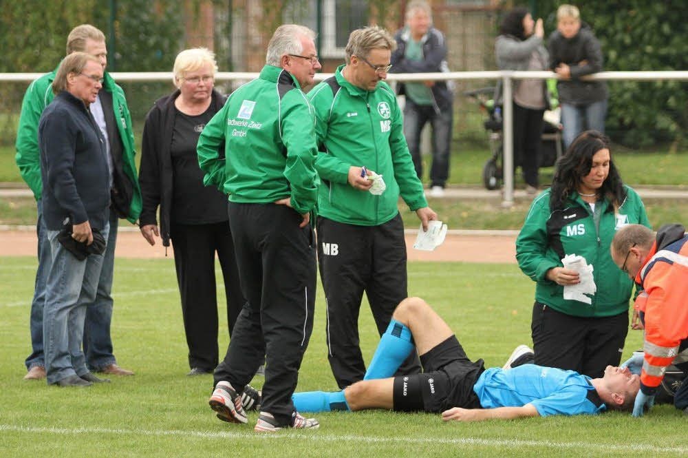 Erstbehandlung in Weißenfels für den am Kopf verletzten Zeitzer Mittelfeldspieler Michael Fiedler.