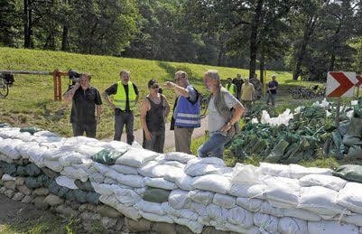 Auf der Straße zwischen Großkühnau und Aken haben die Dessauer einen Sandsackdeich errichtet.