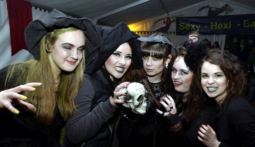 Die hübschen Hexen Cara Sophie Scheller (von links), Luisa Köhler, Sahra Wagenhaus, Laura Girke und Maxi Schlickeisen treiben bei der Walpursginacht in Bockwitz ihr Unwesen.