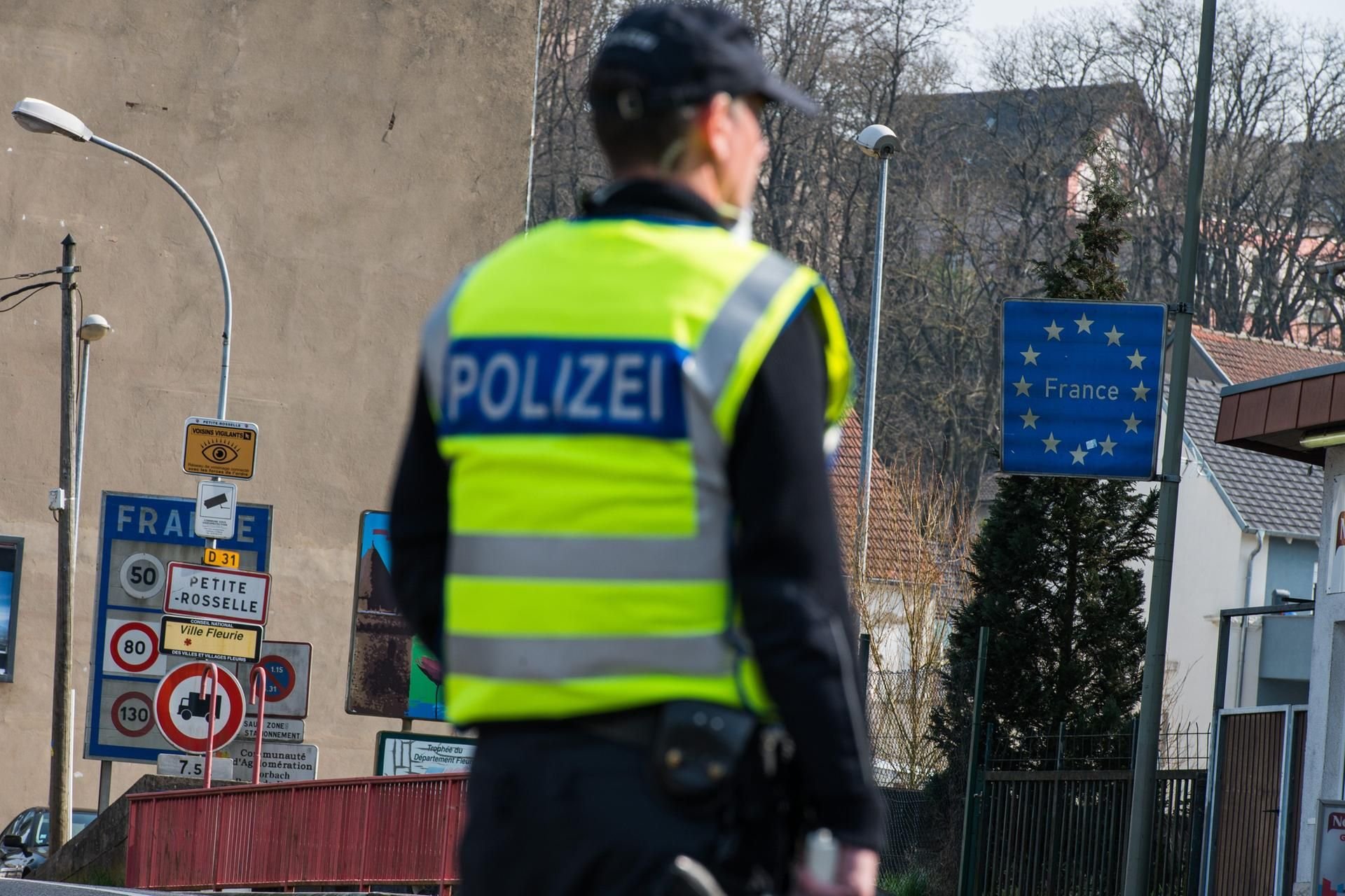 Ein Beamter der Bundespolizei steht am Grenzübergang vom französischen Petite-Rossell ins saarländischen Grossrosseln. (Symbolbild)