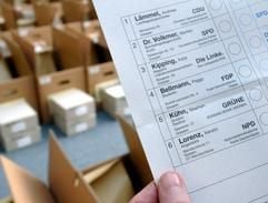 Im Dresdner Rathaus zeigt am Donnerstag (08.09.2005) eine Mitarbeiterin einen durch den Tod der NPD-Direktkandidatin Kerstin Lorenz ungültig gewordenen Wahlschein des Stimmbezirks 160 zur Bundestagswahl am 18. September. Die Feststellung des Endergebnisses der Bundestagswahl wird sich dadurch verzögern. (Foto: dpa)