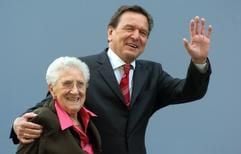 Bundeskanzler Gerhard Schröder begrüßt am Freitag (16.04.2004) zusammen mit seiner Mutter Erika Vosseler vor dem Theater Hannover am Aegi die wartenden Passanten. (Foto: dpa)