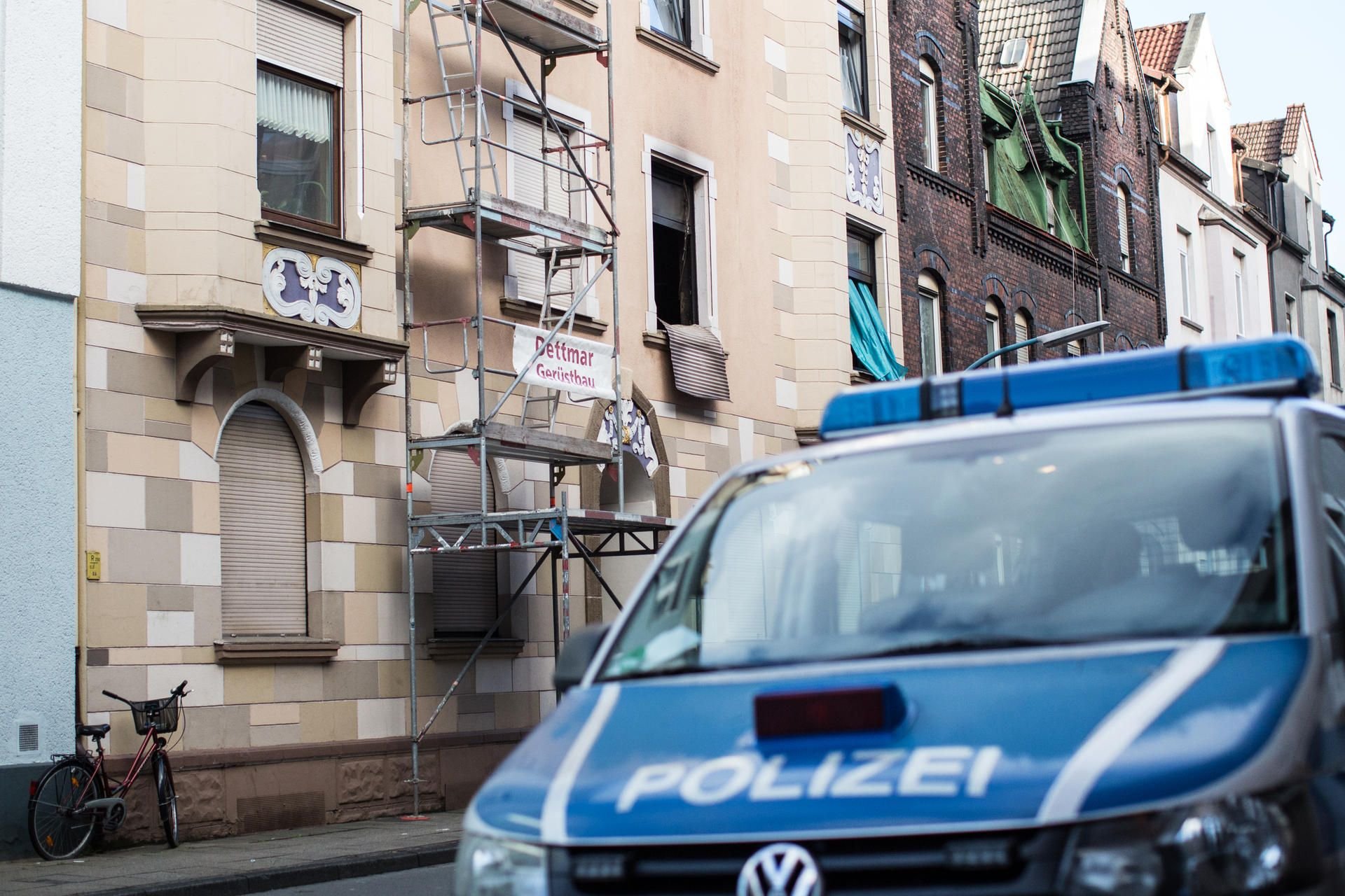 Ein zerstörter Rollladen hängt am 10.03.2017 in Herne (Nordrhein-Westfalen) aus dem Fenster einer ausgebrannten Wohnung in der gesperrten Sedanstraße.