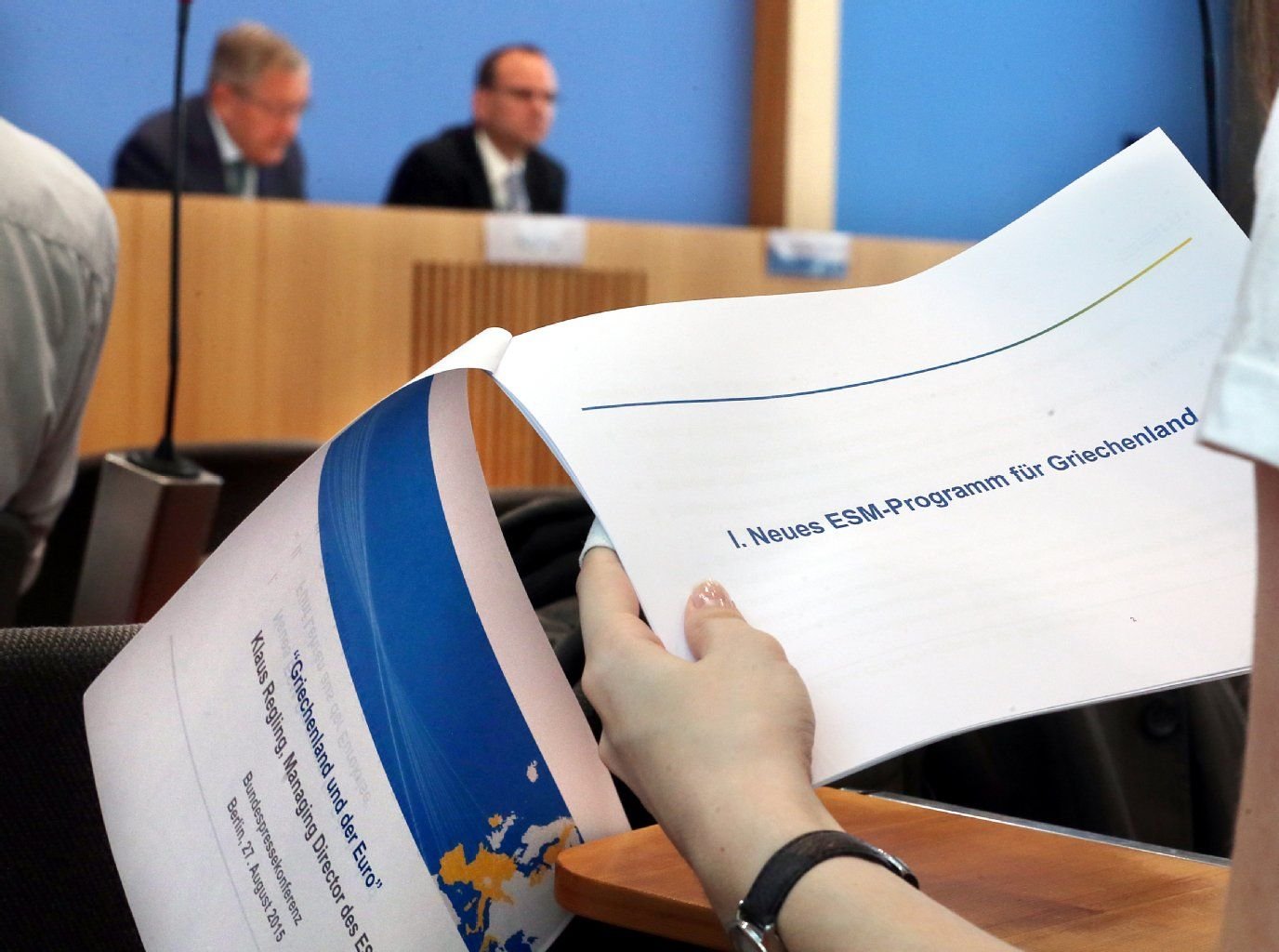 Der Chef des ESM-Rettungsschirms, Klaus Regling (l), hat vor der Bundespressekonferenz in Berlin Fragen von Journalisten zum Griechenland-Hilfspaket ESM beantwortet.