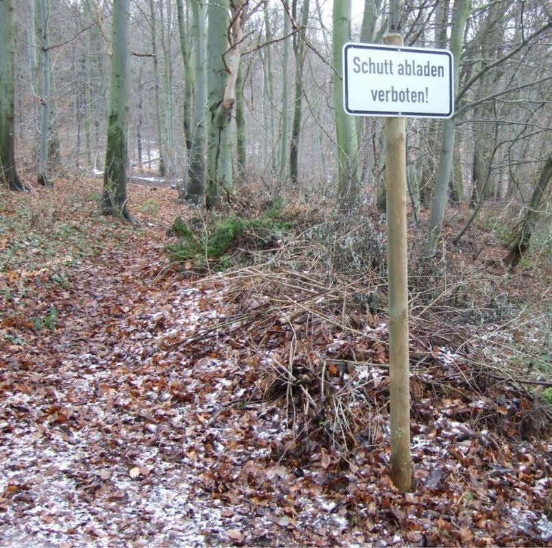 Trotz Verbotsschilds ist dieser Haufen mit Kompostabfällen in Stecklenberg oberhalb des Küchenberges immer weiter angewachsen.