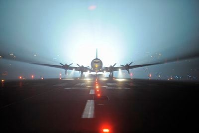 Ein Flugzeug steht in Berlin auf der Startbahn des stillgelegten Flughafens Tempelhof. Die Maschine ist Teil der Dekoration einer Party der Modemesse «Bread & Butter», die ihre Rückkehr nach Berlin feiert. (FOTO: DPA)