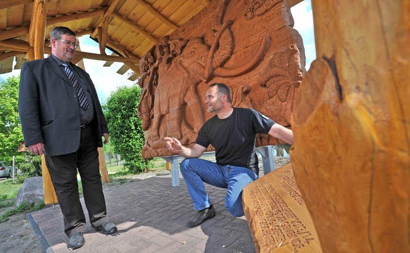 Holzkünstler Torsten Umlauft (r.) und Hans-Christian Quilitzsch