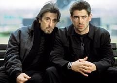 Der CIA-Ausbilder Walter Burke (Al Pacino, l.) sitzt im neuen Kinofilm "Der Einsatz" neben dem Computerspezialisten James Clayton (Colin Farrell) auf einer Parkbank (Szenenfoto). Burke wirbt Clayton für den US-Geheimdienst an, doch dieser muss sich vor seiner Einstellung einer langwierigen Ausbildung unterziehen. Nachdem Clayton alle Hürden des Trainingscamps absolviert hat, bietet ihm Burke die Stelle eines nichtoffiziellen Mitarbeiters an, der einen Spion in Reihen der CIA aufspüren soll. Die Behörde vermutet, dass ein "Maulwurf" den hochaktiven Computervirus "Ice 9" trotz strengster Sicherheitsvorkehrungen an sich bringen will. Für den unerfahrenen Clayton beginnt eine Mission als Agent ohne jede Rückendeckung, die schnell lebensgefährlich wird. Starttermin des Thrillers von Roger Donaldson: 15. Januar 2004. (Foto: dpa)