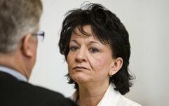 Die Verurteilte Sabine H. steht im Landgericht Frankfurt (Oder) neben ihrem Verteidiger Matthias Schöneburg. (Foto: dpa)
