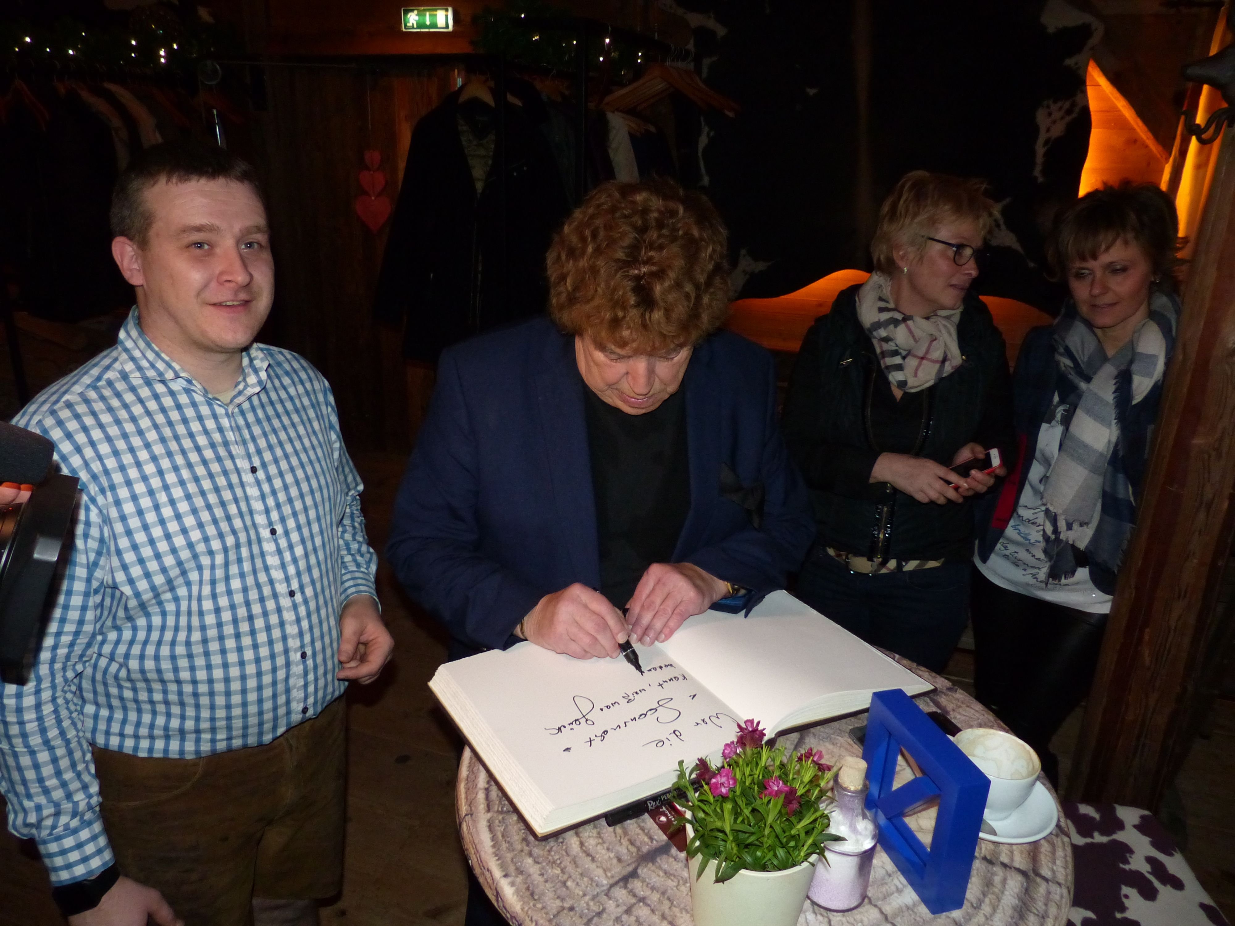 Tony Marshall trug sich in das Gästebuch der Seensuchtsalm ein.