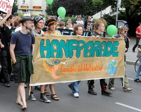 Mit einem Transparent, das den Slogan «Hanfparade Canabis ist Weltkultur» trägt, nehmen jungen Leute an der Hanfparade in Berlin teil. (ARCHIVFOTO: DPA)