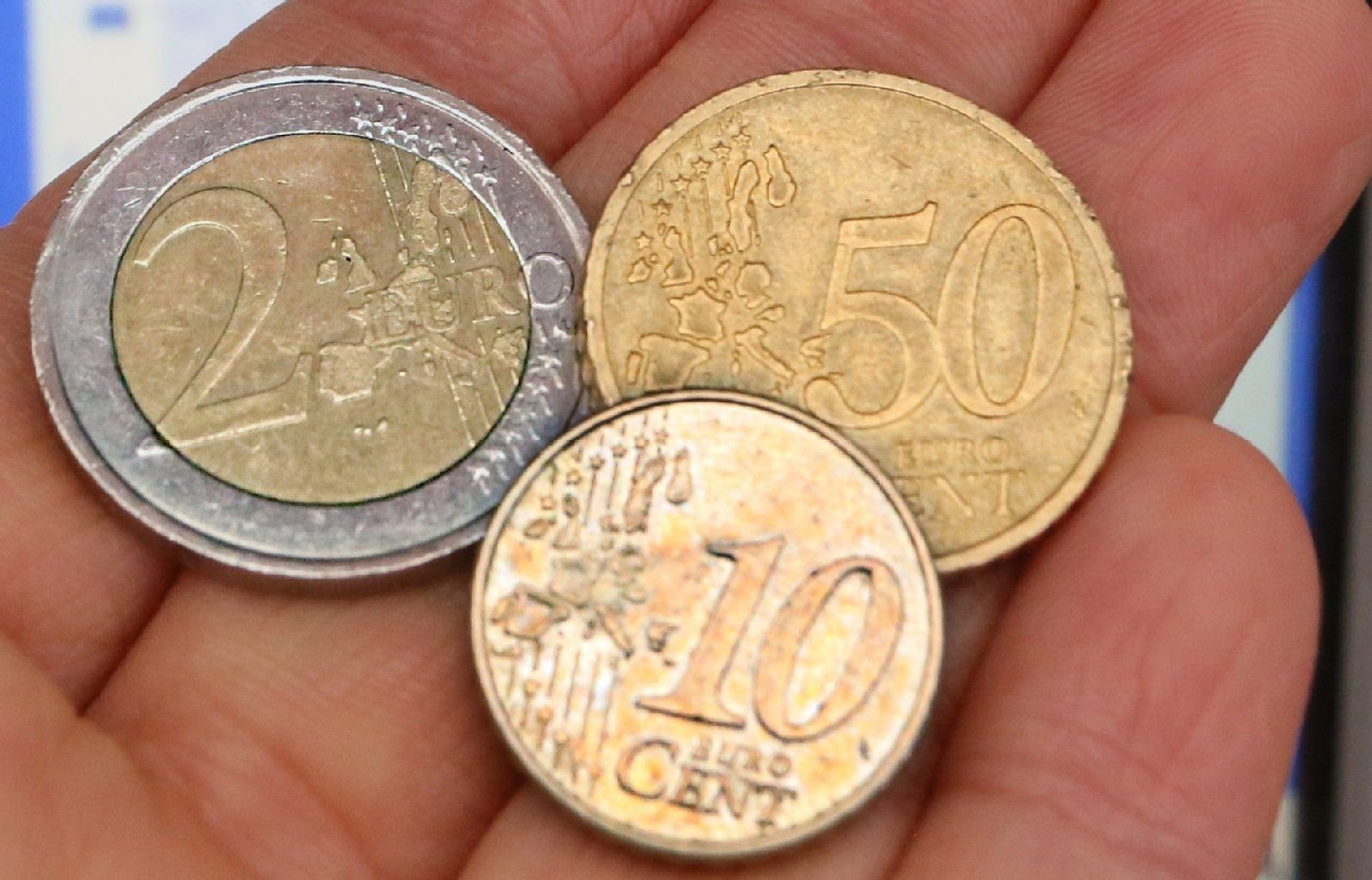 Euro-Münzen liegen auf einer Hand.