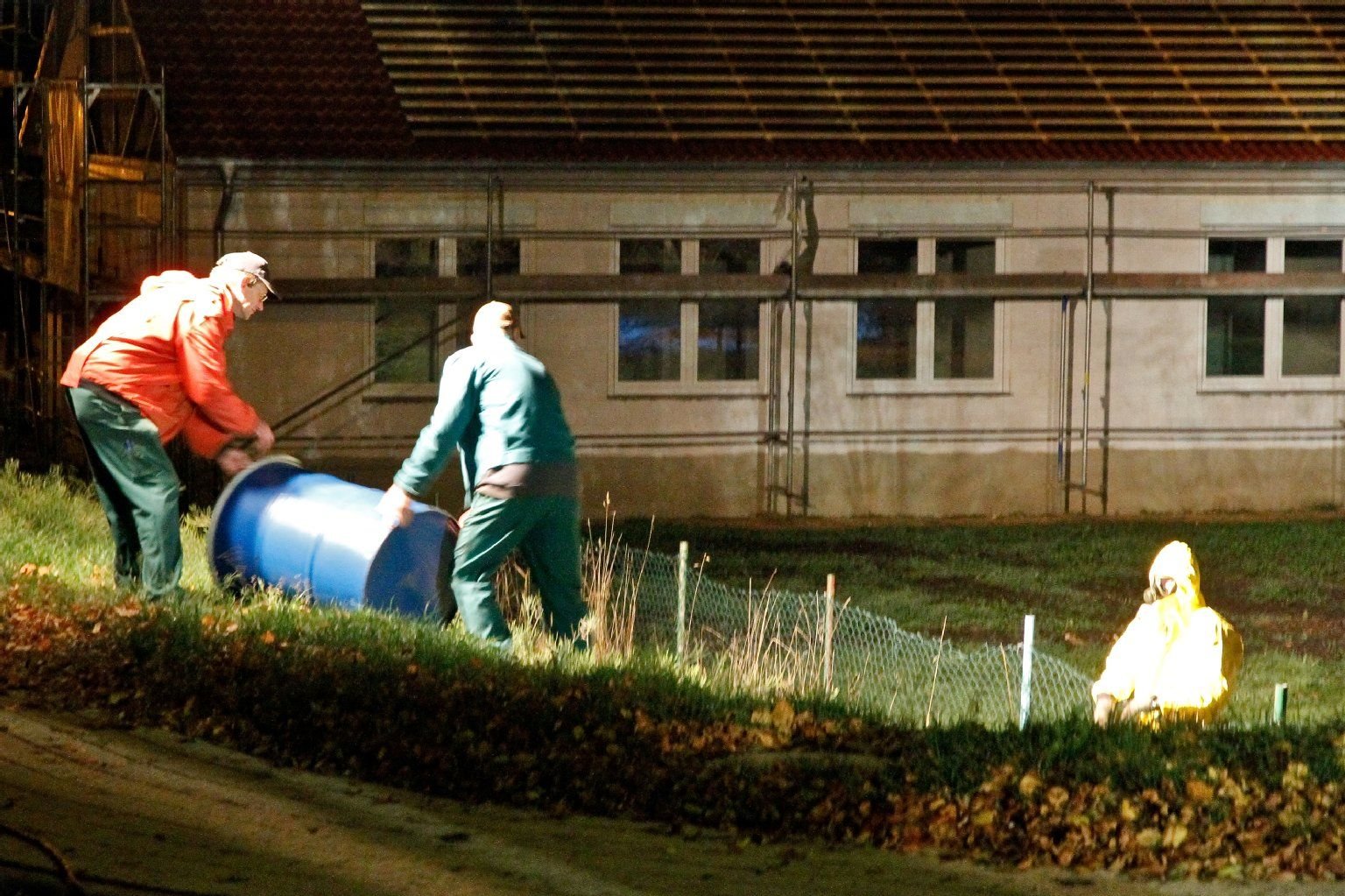 Die Fässer für die Kampfstoffe werden gebracht.