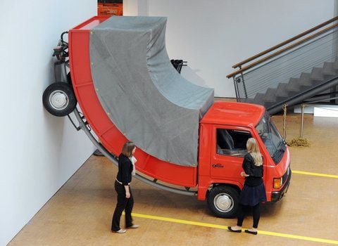 Im Karlsruher Zentrum für Kunst und Medientechnologie (ZKM) wirddie Installation «Truck» aus dem Jahr 2006/2011 von dem Künstler Erwin Wurm gezeigt. (FOTO: DPA)