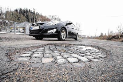 Schlaglöcher sind immer wieder ein Ärgernis für Autofahrer.