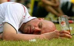 Es heißt ja: «Wer Bier verschenkt, wird aufgehängt» oder «Zwischen Leber und Milz passt immer noch ein Pils» - aber manchmal ist es einfach nur zuviel Alkohol. (Foto: dpa)