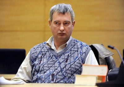 Der 54-jährige Täter sitzt am 07.01.2010 im Bielefelder Landgericht.