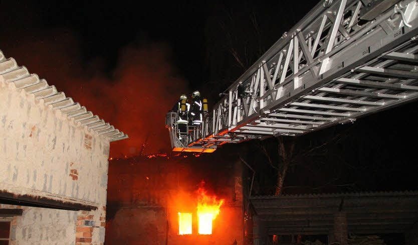 Feuerwehrleute mussten Hausbewohner mit einer Drehleiter evakuieren.