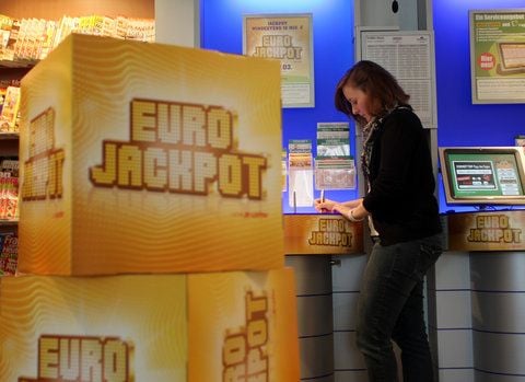 Den neuen Eurojackpot Spielschein füllt eine Mitarbeiterin von Westlotto in Münster aus (Foto vom 12.03.2012). (FOTO: DPA)