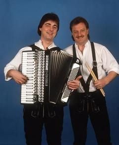 Volksmusik-Gruppe Naabtal-Duo bestehend aus dem Sänger Willi Seitz(re.)und Wolfgang Edenharder (Foto: dpa)