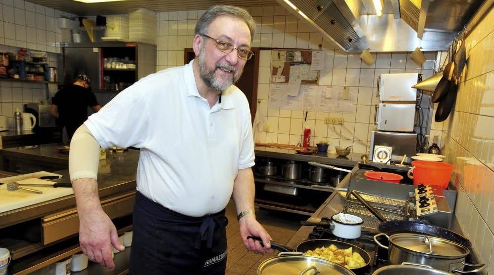 Ist mit dem Brauhaus seiner Stadt Weißenfels eng verbunden: Herr der Töpfe und Pfannen Wolfgang Hoffmann in seinem Küchenreich.